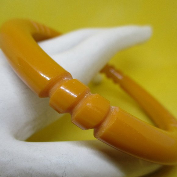 CARVED BUTTERSCOTCH BAKELITE Bangle Bracelet Never Worn Vtg. 1940s Thick Carved - Picture 3 of 10